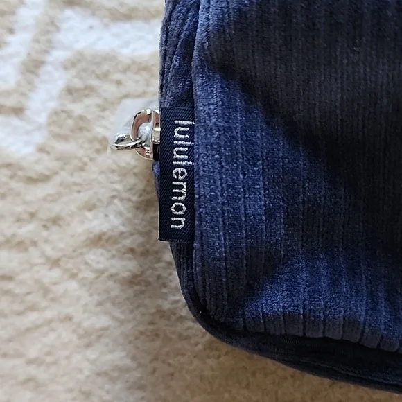 Lululemon Everywhere Belt Bag *Corduroy in True Navy NWT - Picture 4 of 6